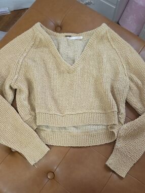 XS Free People Cropped V-Neck Sweater in Light Tan